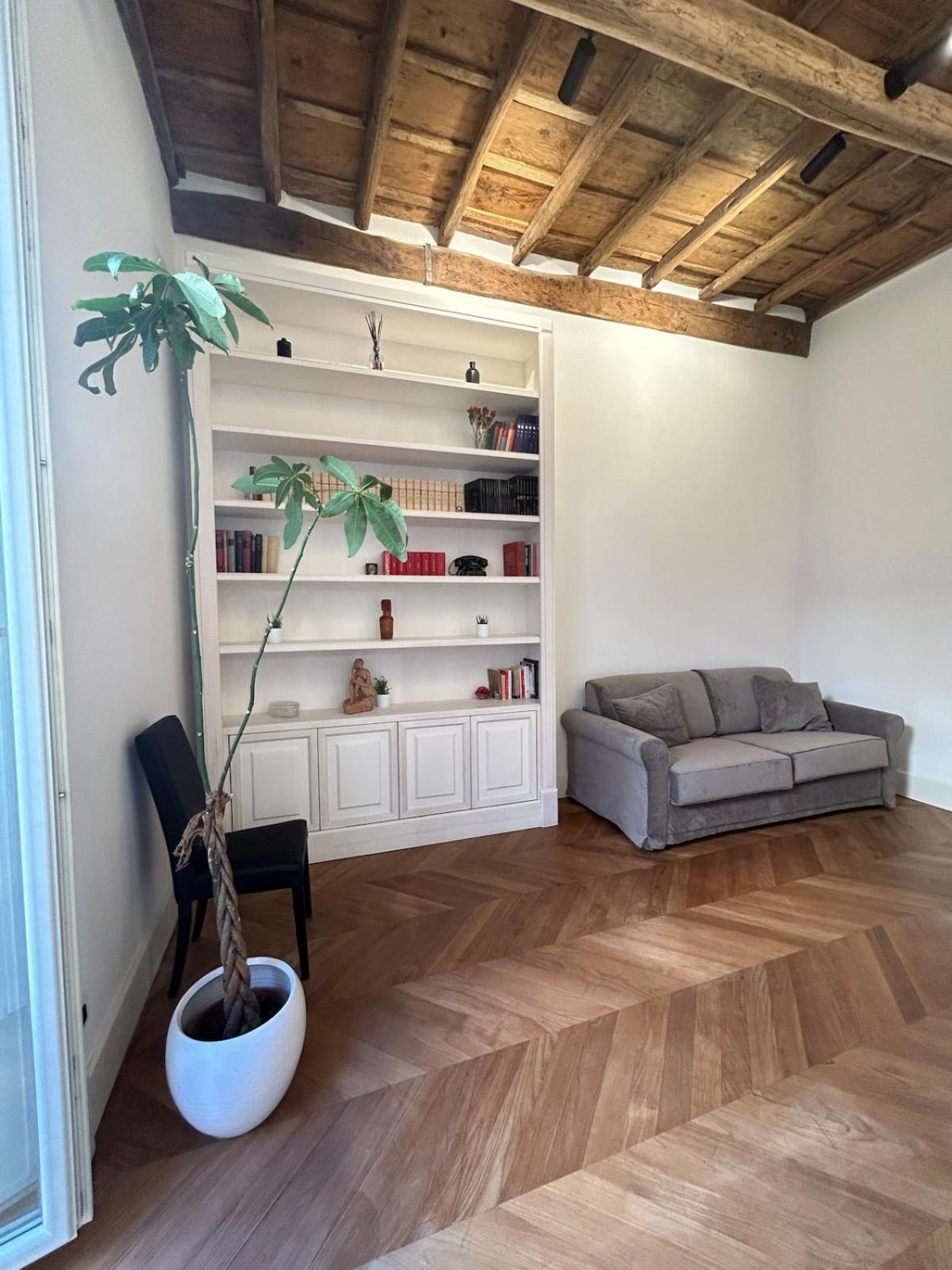Domizio Elegant Apartment *